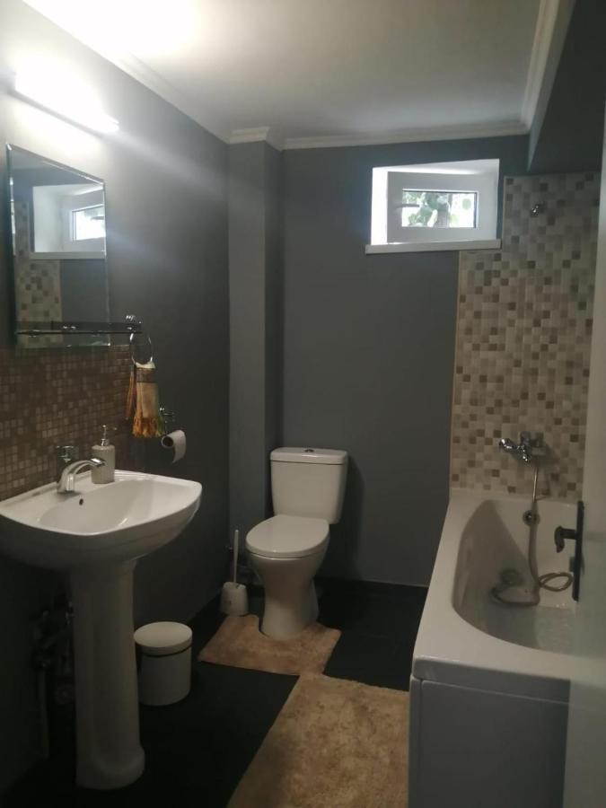 Apartment Ideally Located Spacious 3 Bedroom House *