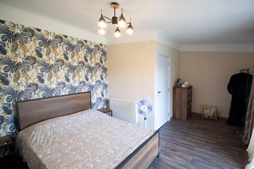 Ideally Located Spacious 3 Bedroom House Apartment *